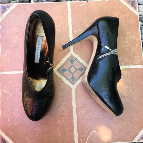 CYNTHIA VINCENT Like New Black Platform Booties - Picture 4 of 6